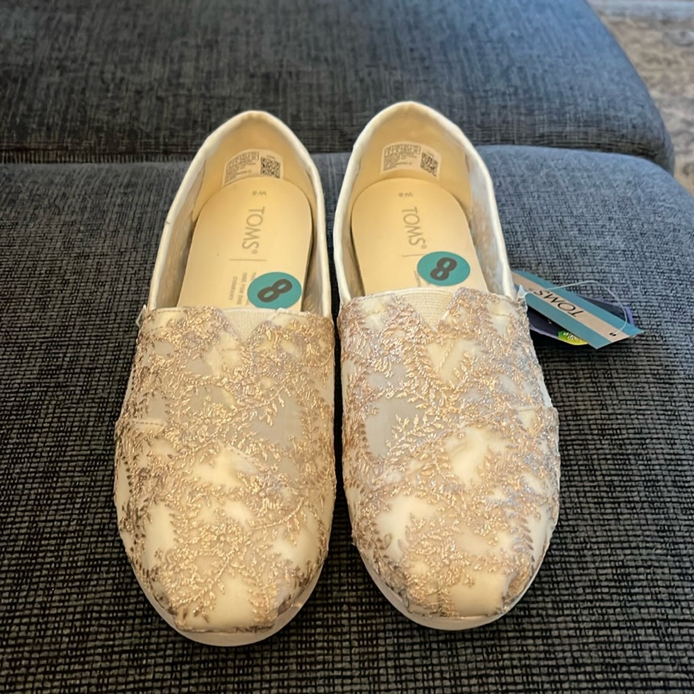 Tom’s Ortholite alpargata rose gold hibiscus lace shoes- size 8